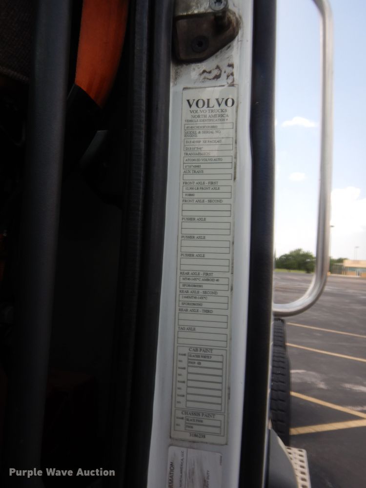 image for item IT9699 2015 Volvo  semi truck