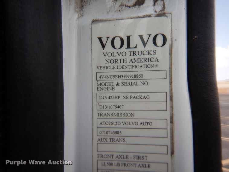 image for item IT9699 2015 Volvo  semi truck