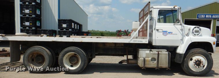image for item JY9759 1984 Ford 9000  flatbed truck