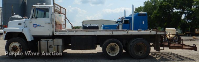 image for item JY9759 1984 Ford 9000  flatbed truck