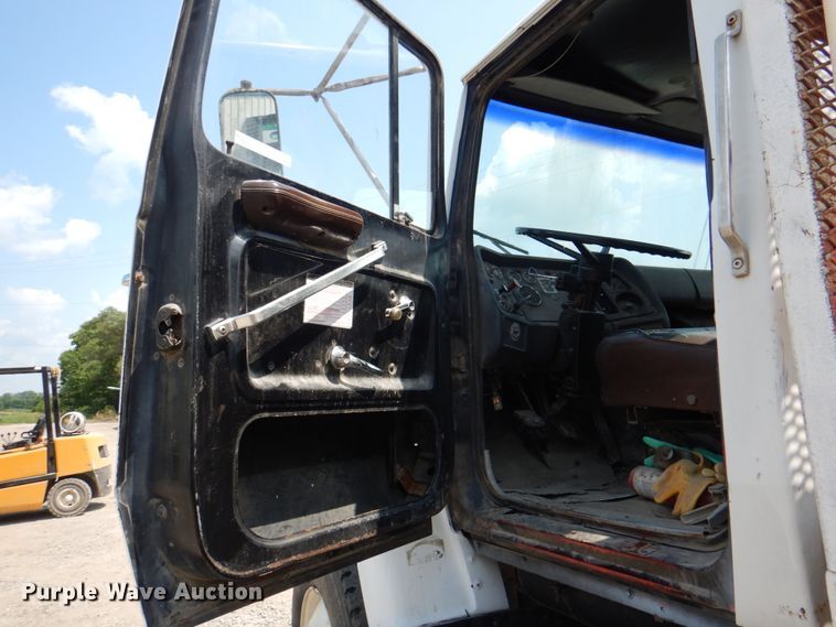 image for item JY9759 1984 Ford 9000  flatbed truck