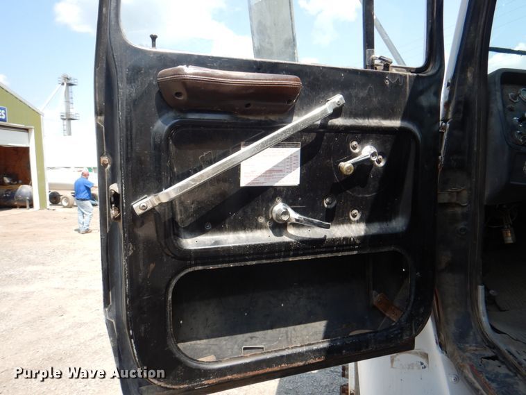 image for item JY9759 1984 Ford 9000  flatbed truck