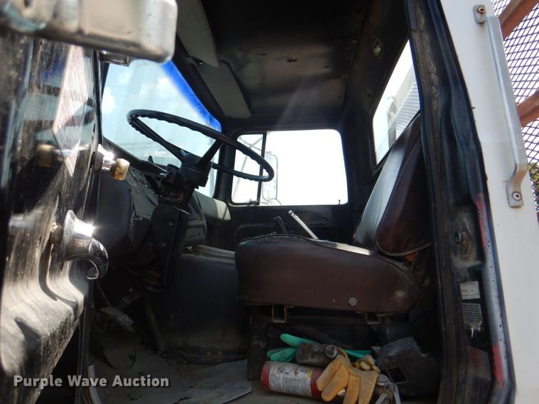 image for item JY9759 1984 Ford 9000  flatbed truck