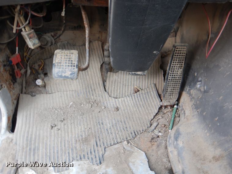 image for item JY9759 1984 Ford 9000  flatbed truck