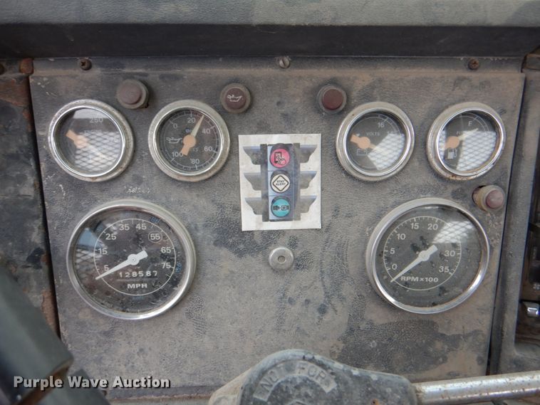 image for item JY9759 1984 Ford 9000  flatbed truck