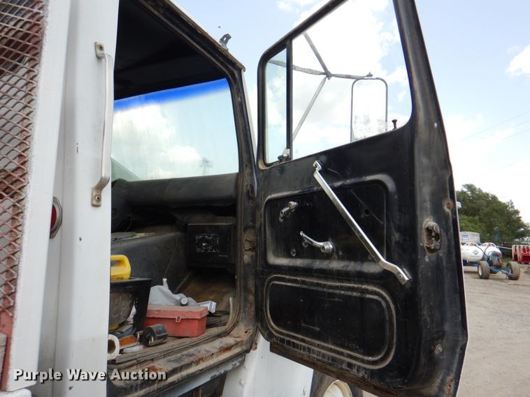 image for item JY9759 1984 Ford 9000  flatbed truck