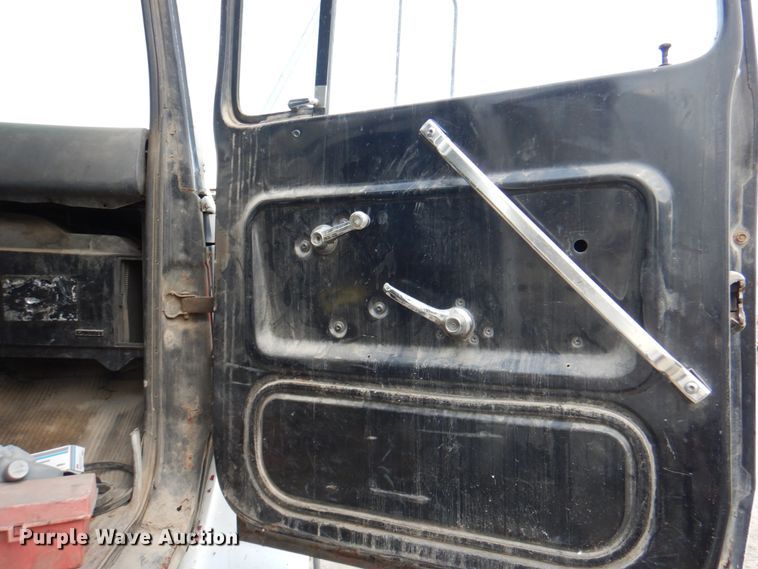 image for item JY9759 1984 Ford 9000  flatbed truck