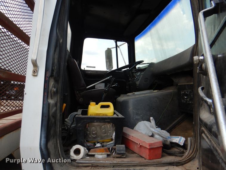 image for item JY9759 1984 Ford 9000  flatbed truck