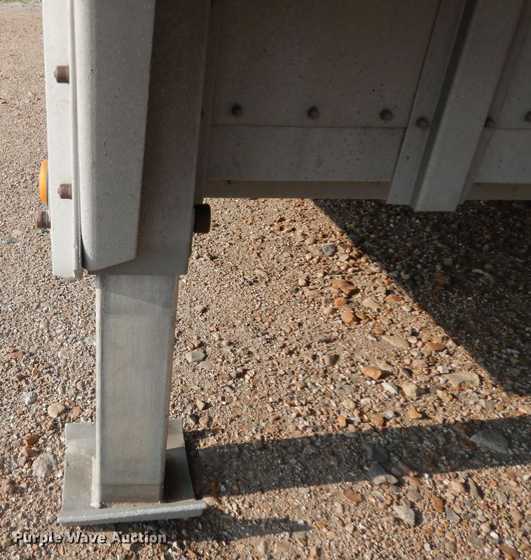 image for item KU9438 2005 Wilson PSDCL-402H  livestock trailer