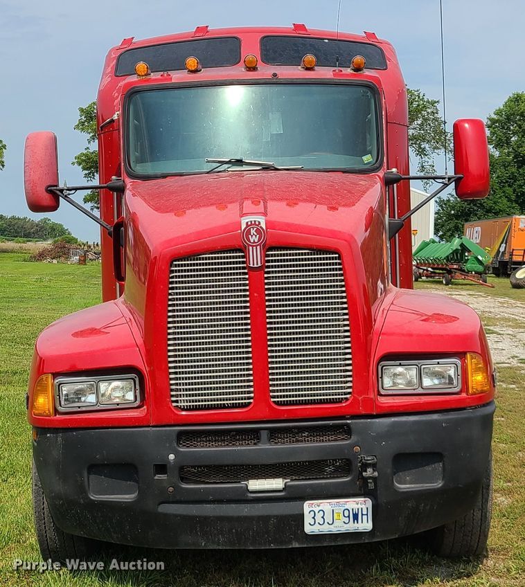 image for item L1296 2007 Kenworth T600  semi truck