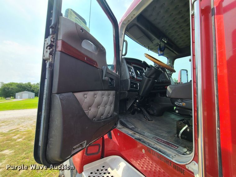 image for item L1296 2007 Kenworth T600  semi truck
