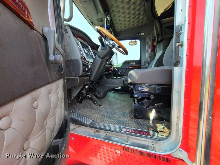 image for item L1296 2007 Kenworth T600  semi truck