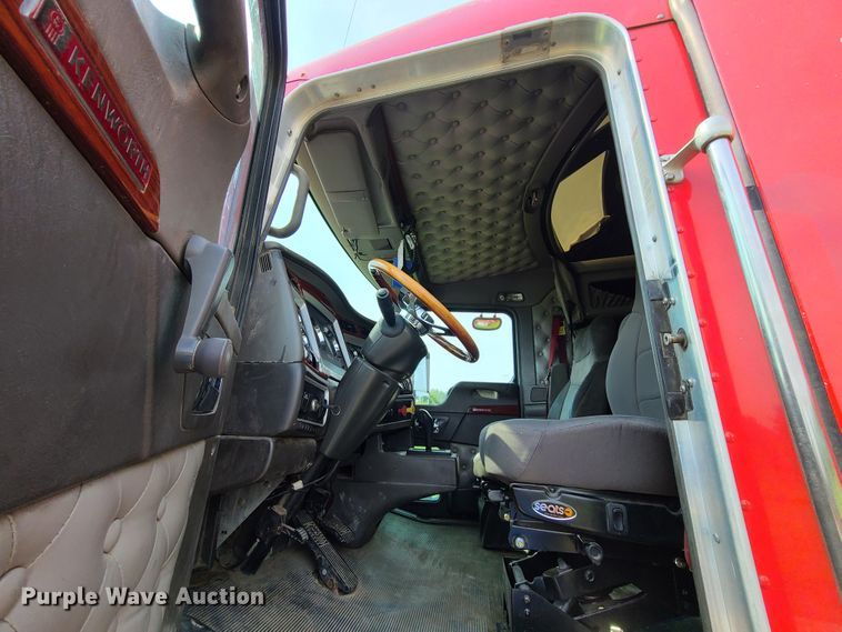 image for item L1296 2007 Kenworth T600  semi truck