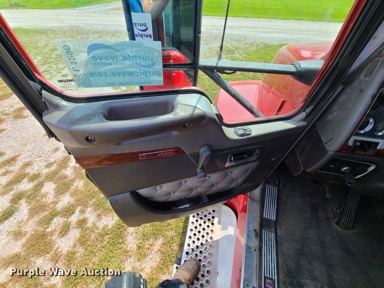 image for item L1296 2007 Kenworth T600  semi truck