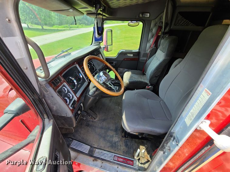 image for item L1296 2007 Kenworth T600  semi truck