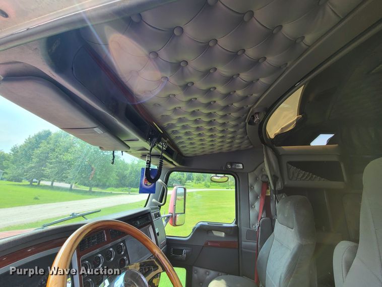 image for item L1296 2007 Kenworth T600  semi truck