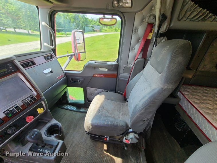 image for item L1296 2007 Kenworth T600  semi truck