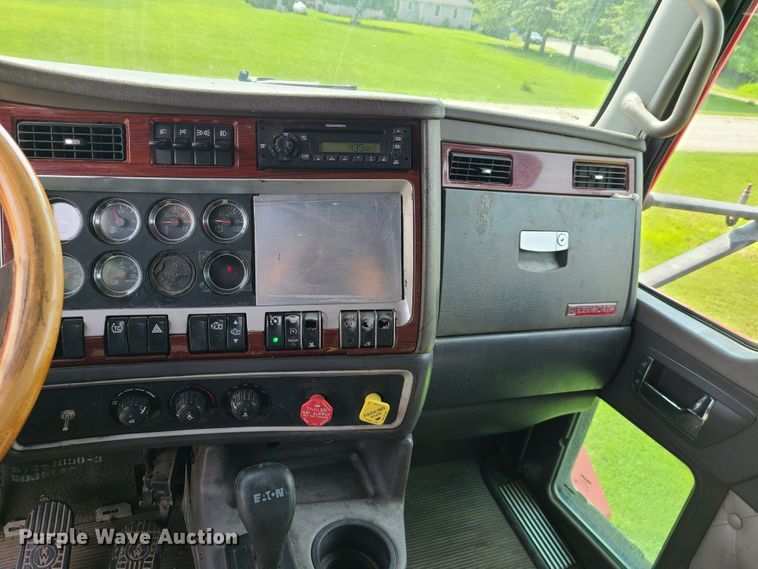 image for item L1296 2007 Kenworth T600  semi truck