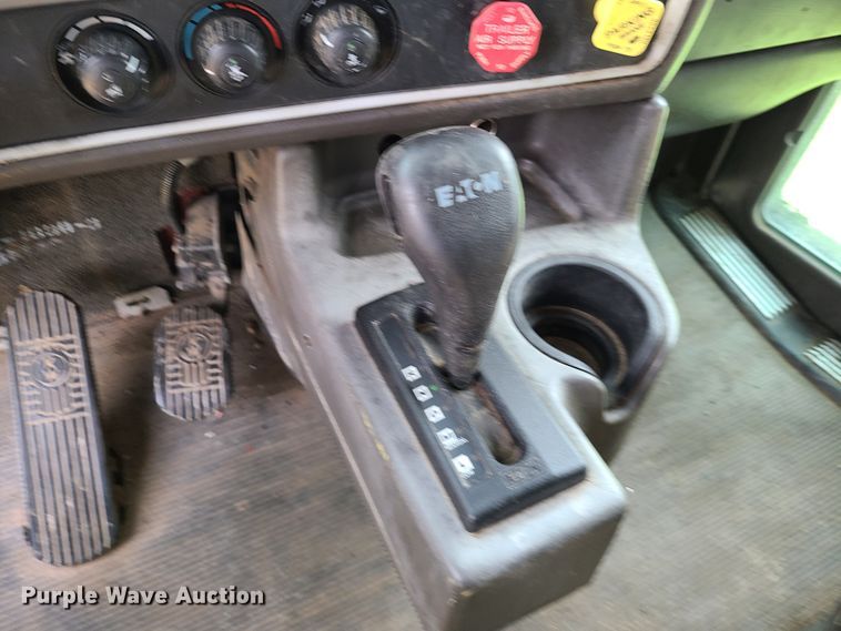 image for item L1296 2007 Kenworth T600  semi truck