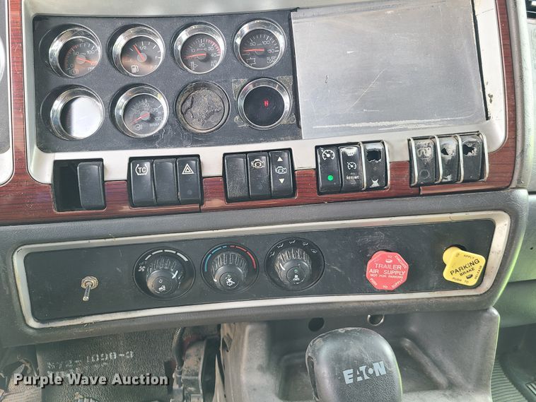 image for item L1296 2007 Kenworth T600  semi truck