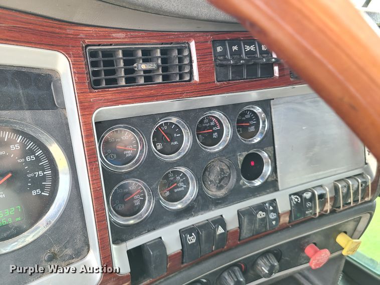 image for item L1296 2007 Kenworth T600  semi truck