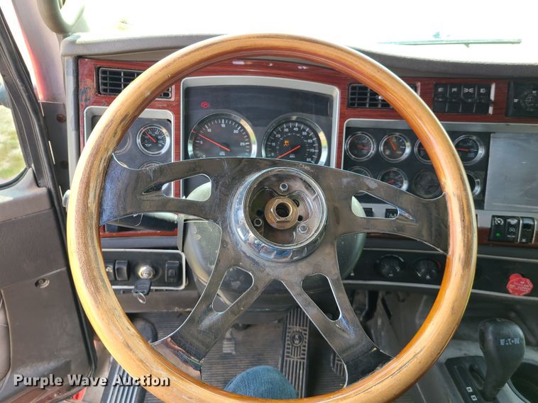 image for item L1296 2007 Kenworth T600  semi truck