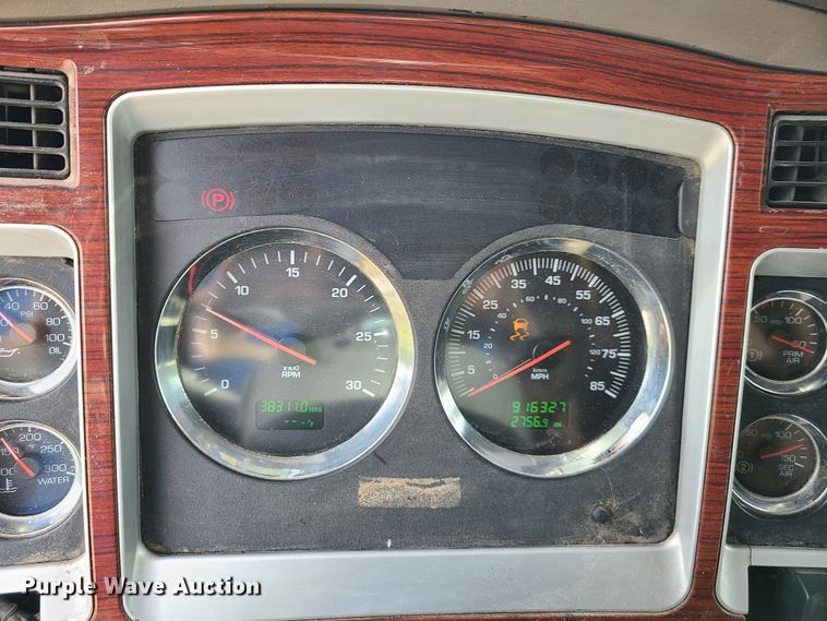 image for item L1296 2007 Kenworth T600  semi truck