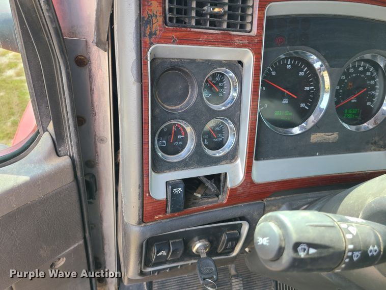 image for item L1296 2007 Kenworth T600  semi truck