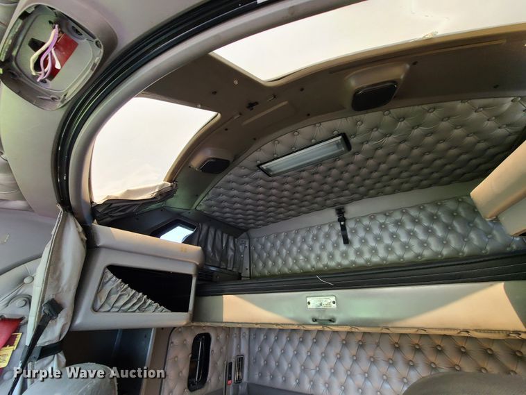 image for item L1296 2007 Kenworth T600  semi truck