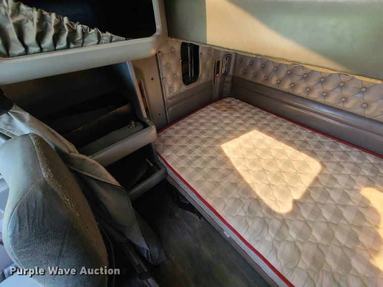 image for item L1296 2007 Kenworth T600  semi truck