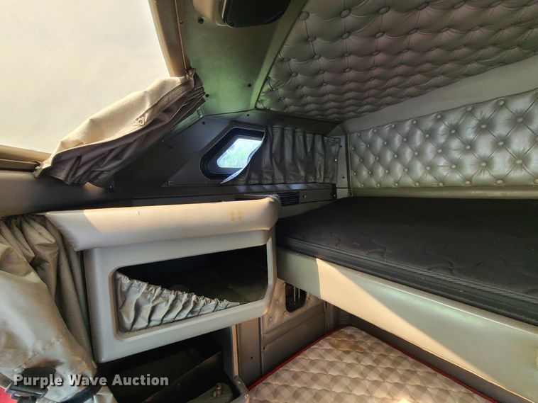 image for item L1296 2007 Kenworth T600  semi truck