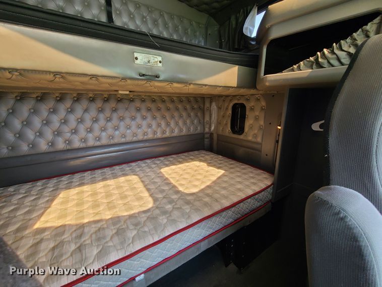 image for item L1296 2007 Kenworth T600  semi truck