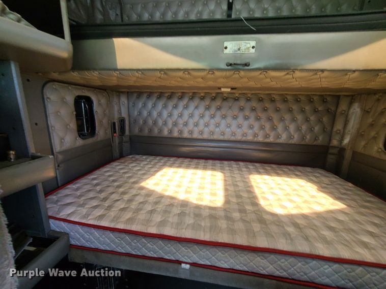 image for item L1296 2007 Kenworth T600  semi truck