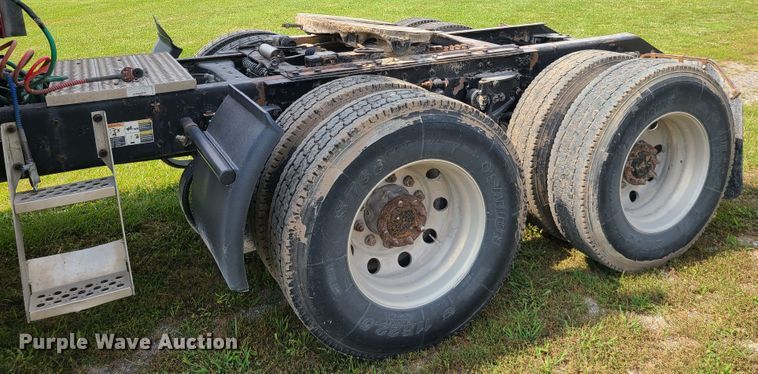 image for item L1296 2007 Kenworth T600  semi truck