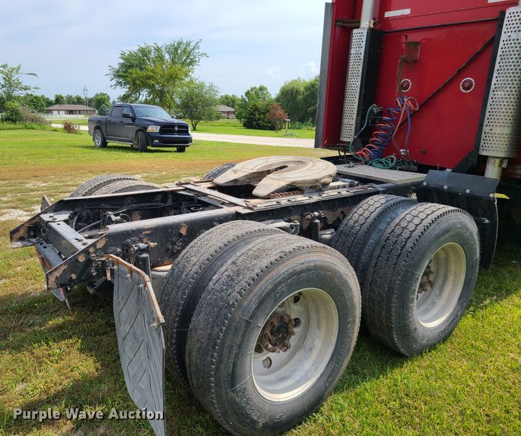 image for item L1296 2007 Kenworth T600  semi truck