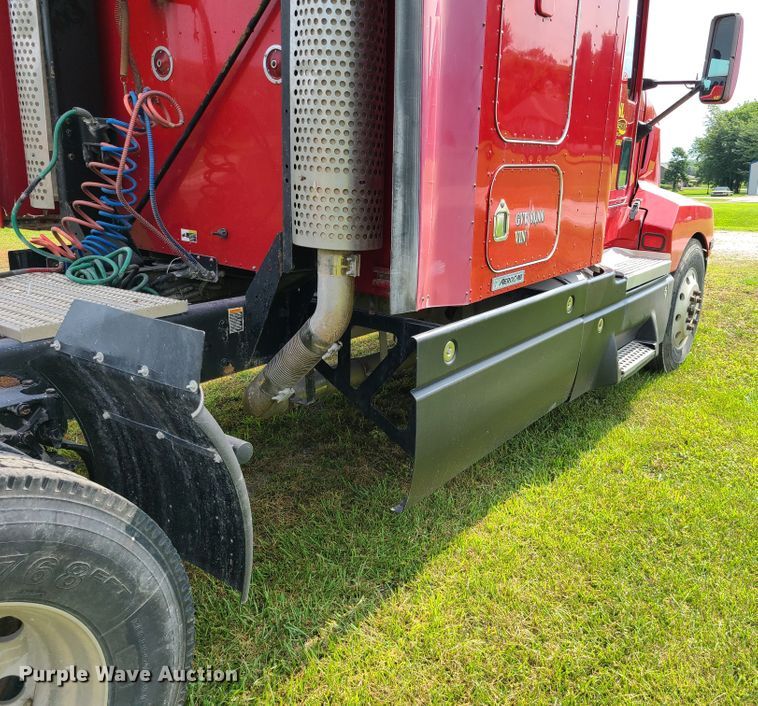 image for item L1296 2007 Kenworth T600  semi truck