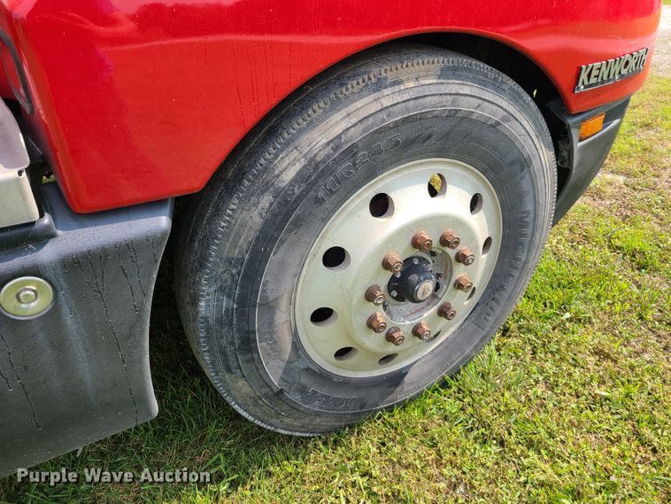 image for item L1296 2007 Kenworth T600  semi truck