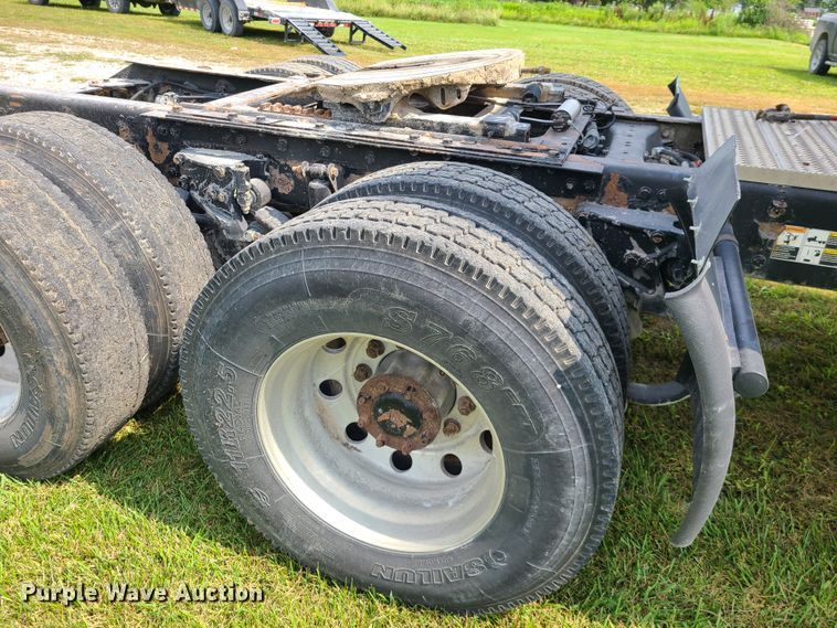 image for item L1296 2007 Kenworth T600  semi truck