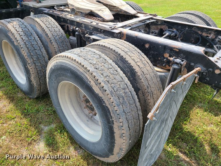 image for item L1296 2007 Kenworth T600  semi truck