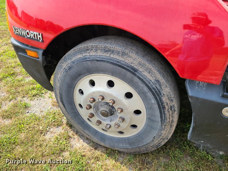 image for item L1296 2007 Kenworth T600  semi truck