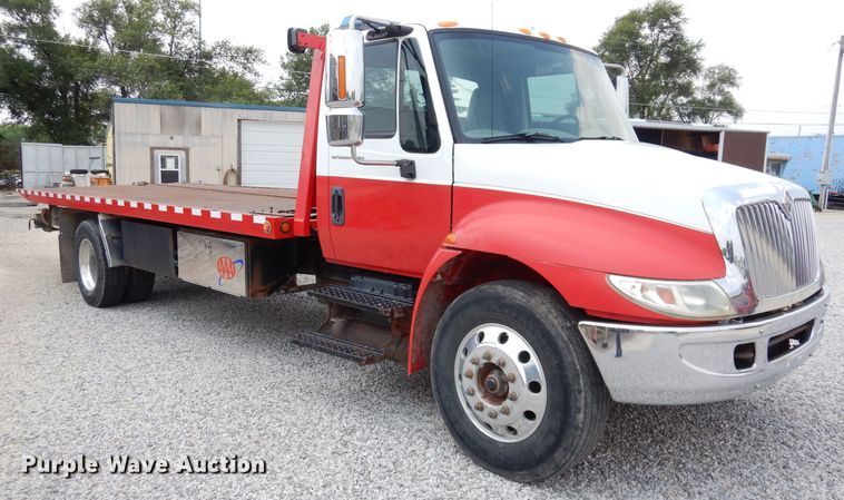 image for item DG0733 2005 International 4300  rollback truck