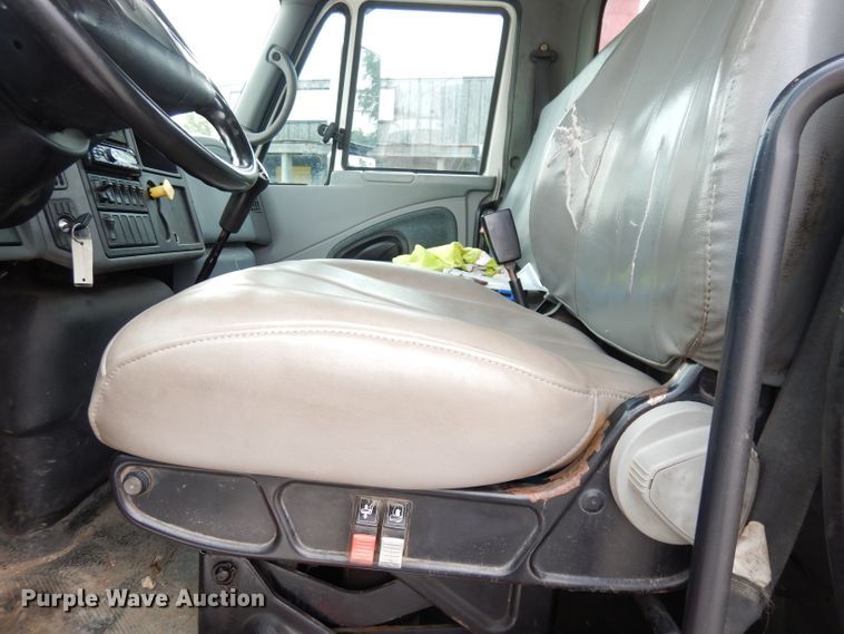 image for item DG0733 2005 International 4300  rollback truck