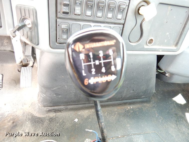 image for item DG0733 2005 International 4300  rollback truck