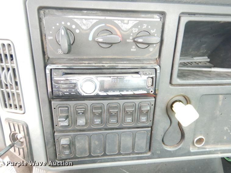 image for item DG0733 2005 International 4300  rollback truck