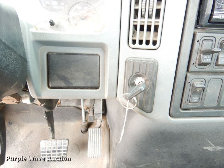 image for item DG0733 2005 International 4300  rollback truck