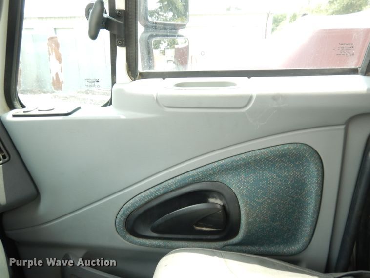 image for item DG0733 2005 International 4300  rollback truck