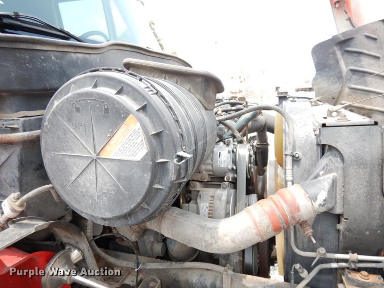 image for item DG0733 2005 International 4300  rollback truck