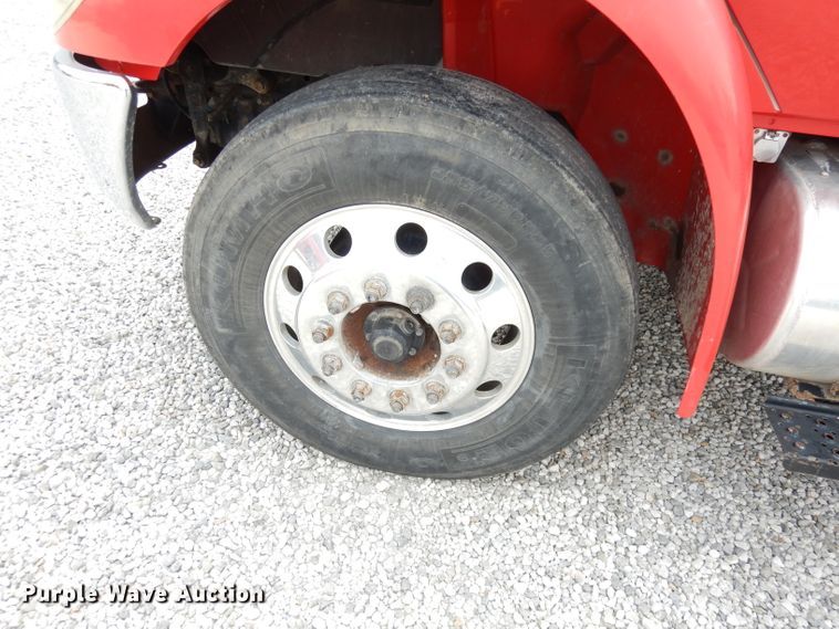 image for item DG0733 2005 International 4300  rollback truck