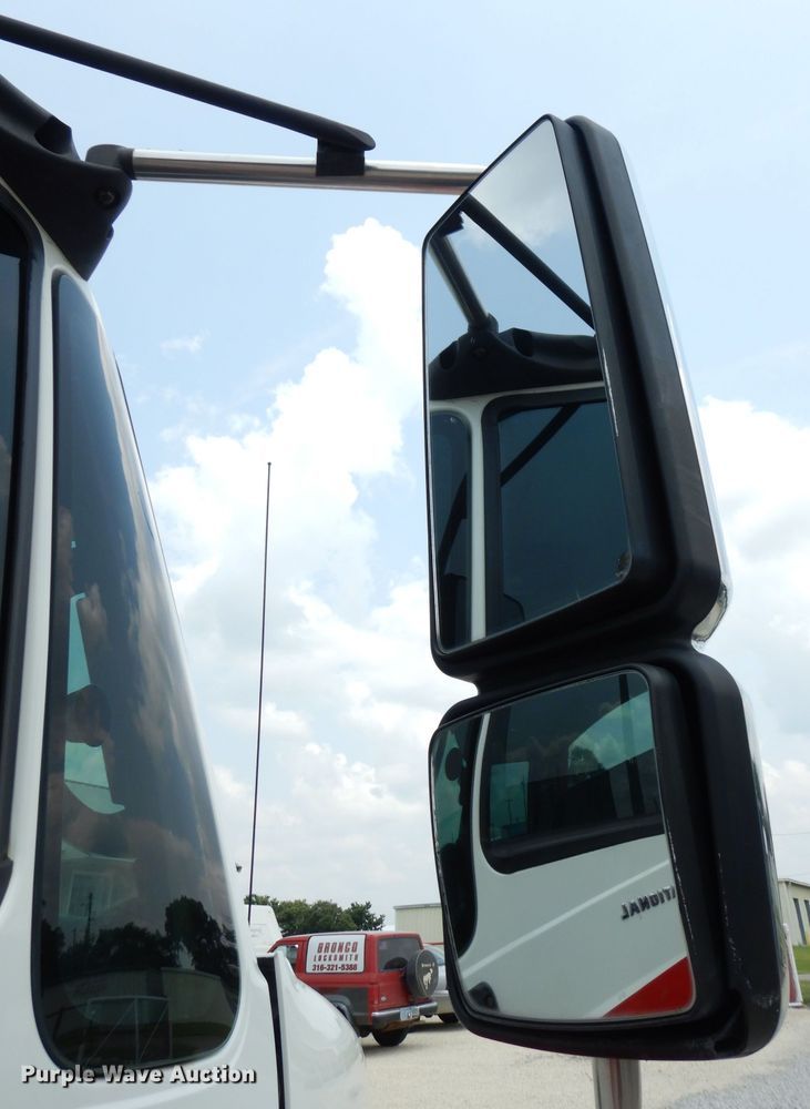 image for item DG0733 2005 International 4300  rollback truck