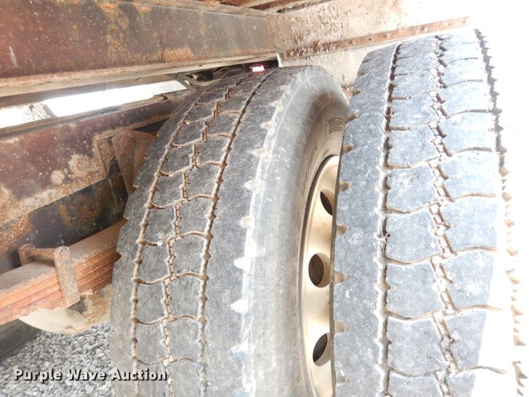 image for item DG0733 2005 International 4300  rollback truck